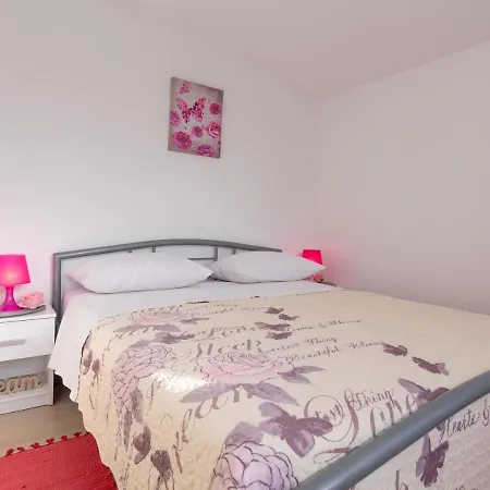 Nancy With Swimming Pool *