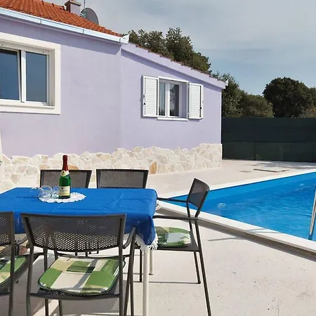 Nancy With Swimming Pool Dom wakacyjny