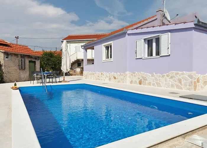 Nancy With Swimming Pool Vinišće