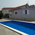 Nancy With Swimming Pool Винишче