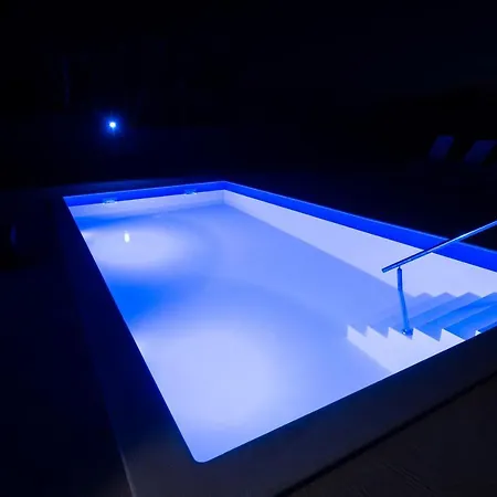 Nancy With Swimming Pool * Vinisce