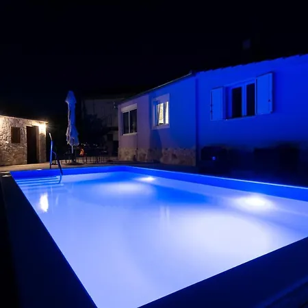 Holiday home Nancy With Swimming Pool Vinisce