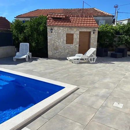 Nancy With Swimming Pool *
