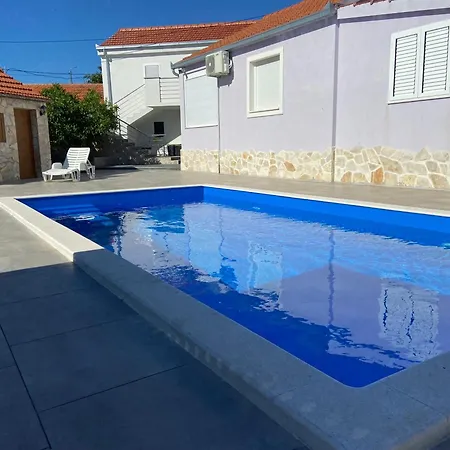 Nancy With Swimming Pool Винишче