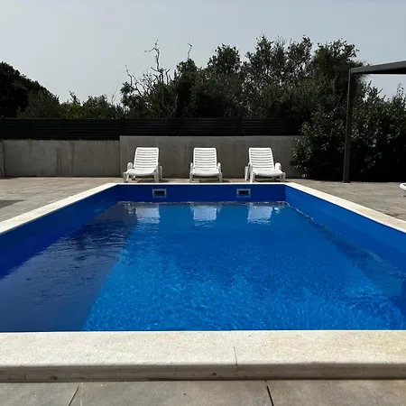 Nancy With Swimming Pool Сasa de vacaciones Vinišće
