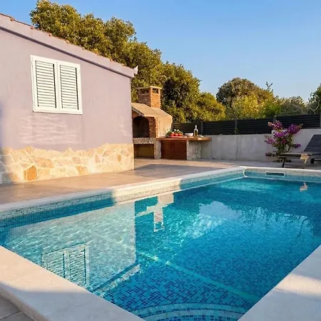 Nancy With Private Swimming Pool Vinišće