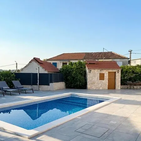 Nancy With Private Swimming Pool * Вінішчє