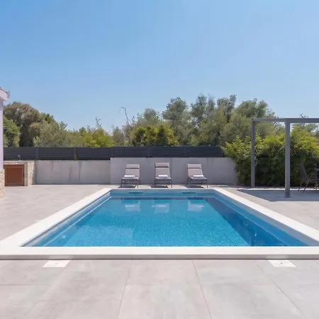 Holiday Home Nancy With Private Swimming Pool 펜션 *