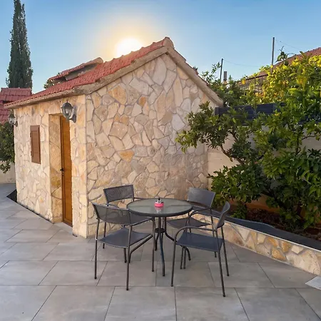 펜션 Holiday Home Nancy With Private Swimming Pool Vinišće